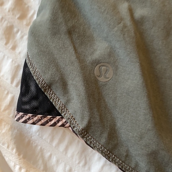 Lululemon REVERSIBLE shorts - Picture 6 of 6